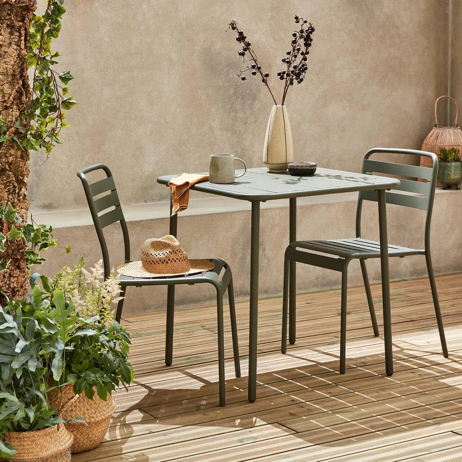 Alice's Garden - Table de Jardin métal + 2 assises Kaki Amélia. Lattes et Bords arrondis. Traitement antirouille